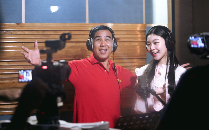 MC Quyền Linh lần đầu hòa giọng cùng con gái Lọ Lem trong dự án âm nhạc