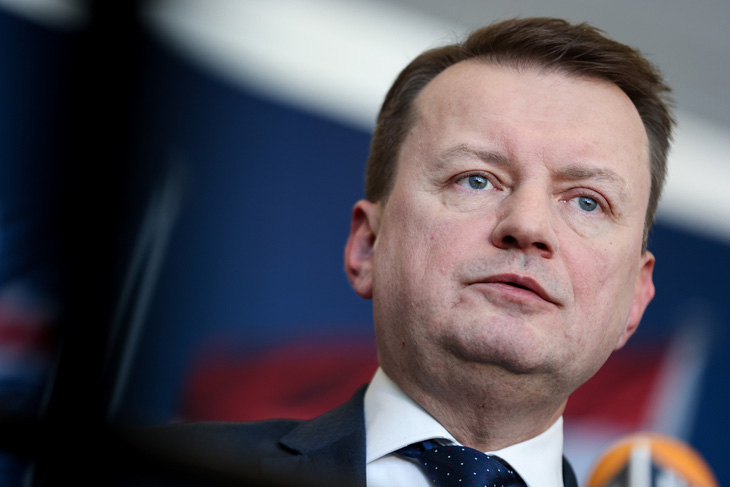 Bộ trưởng Bộ Quốc phòng Ba Lan Mariusz Blaszczak tuyên bố sẽ điều 10.000 binh lính đến biên giới với Belarus - Ảnh: AFP