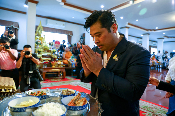 Ông Vacharaesorn Vivacharawongse - con thứ của vua Thái Lan - trong chuyến thăm chùa Wat Yannawa ngày 10-8 - Ảnh: REUTERS