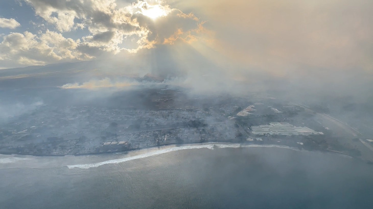 Khói từ cháy rừng bao trùm bầu trời đảo Maui ngày 9-8 - Ảnh: REUTERS