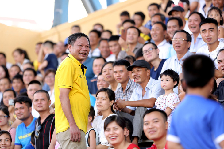 Ông Nguyễn Văn Quân (áo vàng) giải thích lý do Hội cổ động viên bóng đá Nam Định giải thể vì niềm tin và tình yêu bị phản bội - Ảnh: NVCC