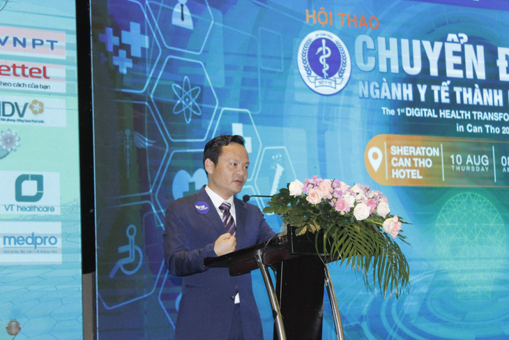 Ông Hoàng Quốc Cường - giám đốc Sở Y tế TP Cần Thơ - phát biểu tại hội thảo Chuyển đổi số ngành y tế - Ảnh: T.LŨY