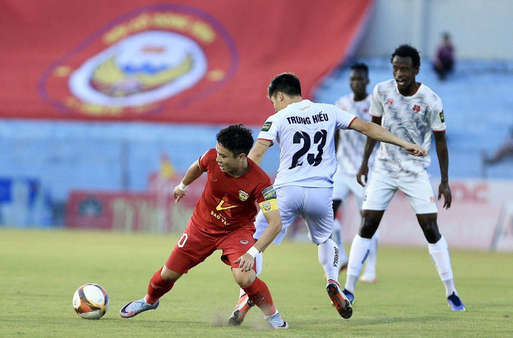 Đội trưởng Phi Sơn (Hồng Lĩnh Hà Tĩnh) trong trận đấu với Hải Phòng - Ảnh: HLHT FC