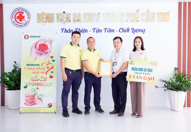 PVCFC trao tặng 5 tấn gạo cho bếp ăn yêu thương Bệnh viện Đa khoa trung ương Cần Thơ