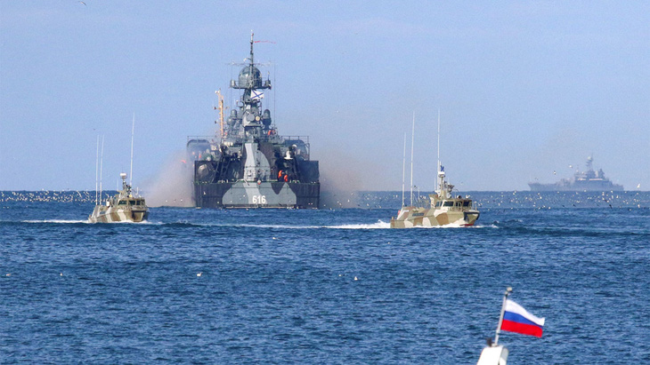 Các tàu Hải quân Nga gần cảng Sevastopol, bán đảo Crimea - Ảnh: REUTERS