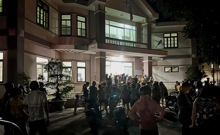 Hàng trăm người dân kéo đến trụ sở đội quản lý điện Lao Bảo để đòi lại thông tin cá nhân tối 9-8 - Ảnh: L.B