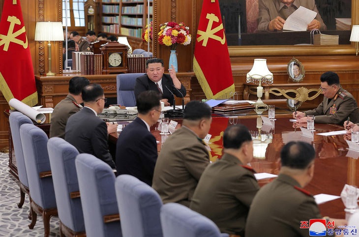 Nhà lãnh đạo Triều Tiên Kim Jong Un chủ trì cuộc họp mở rộng của Quân ủy Trung ương Triều Tiên ngày 9-8 - Ảnh: KCNA