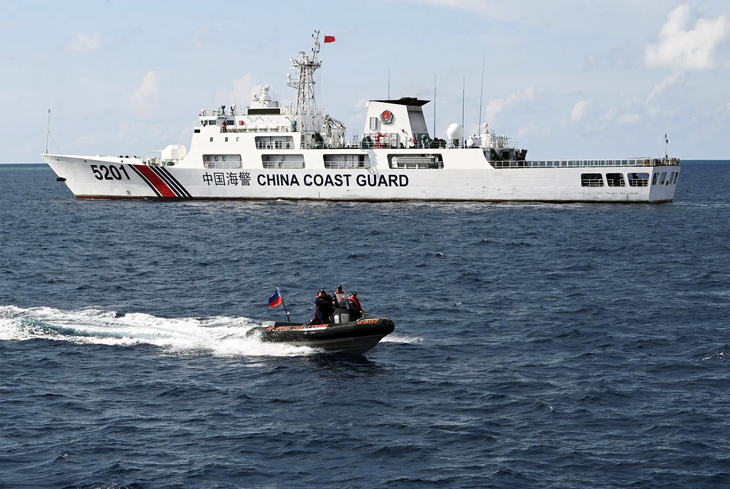 Xuồng cao tốc của tuần duyên Philippines đi ngang qua tàu hải cảnh Trung Quốc ở bãi Cỏ Mây (thuộc quần đảo Trường Sa của Việt Nam) hồi tháng 4-2023 - Ảnh: AFP