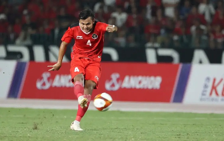 Komang Teguh thi đấu trận chung kết SEA Games 32 gặp Thái Lan - Ảnh: BOLA