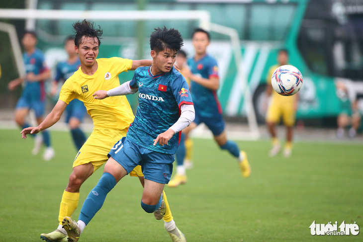U23 Việt Nam hòa 2-2 trước U21 Hà Nội trong đấu tập trên sân Trung tâm bóng đá trẻ Việt Nam (VYF), Hà Nội - Ảnh: H.TÙNG