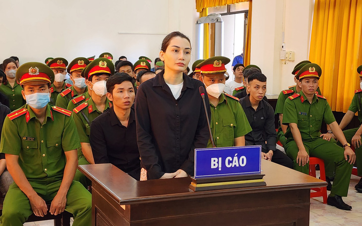 Tòa án nhân dân Kiên Giang xử ‘bà trùm’ mua bán súng qua mạng