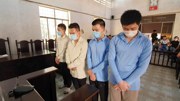 Nhóm cướp tiền, vàng nhà một chủ tịch huyện ở tỉnh Đắk Lắk tại phiên tòa sơ thẩm ngày 10-8 - Ảnh: TÂM AN
