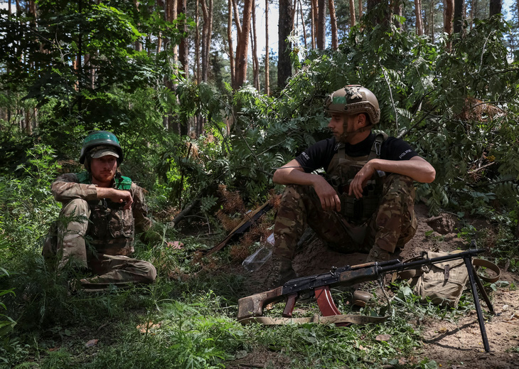 Quân nhân Ukraine ở tiền tuyến gần thành phố Kupiansk, Ukraine - Ảnh: REUTERS