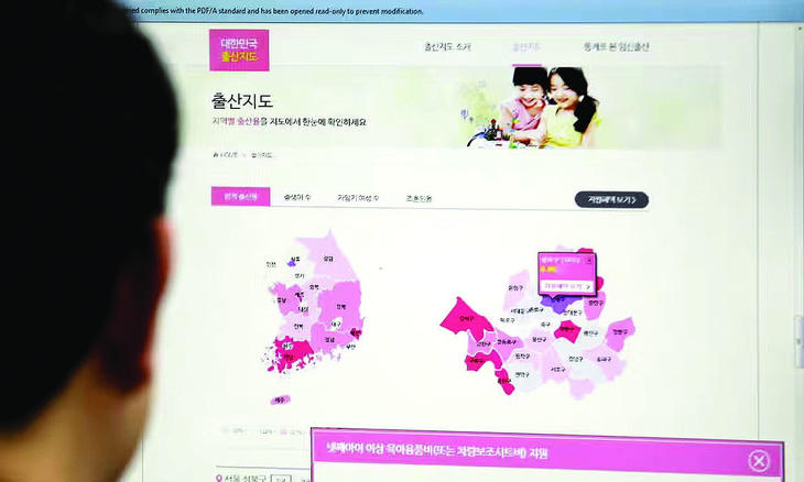 Năm 2016, Bộ Nội vụ Hàn Quốc từng lập website thể hiện tỉ lệ phụ nữ trong độ tuổi sinh sản theo cấp địa phương và sau đó phải gỡ vì dư luận chỉ trích cách làm này xúc phạm phụ nữ không sinh con. Ảnh: Ahn Young joon/AP