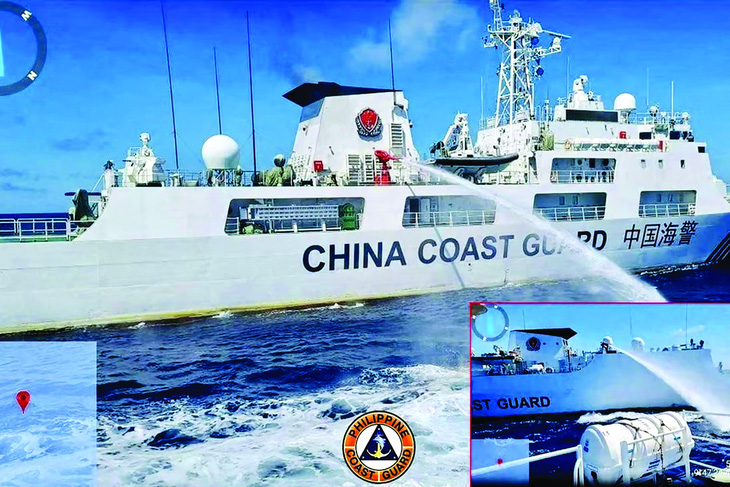 Tàu hải cảnh Trung Quốc xịt vòi rồng vào tàu Philippines. Ảnh: PCG/AFP