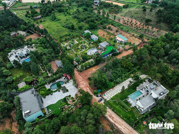 Các homestay, nhà kiên cố xây sai phép tại khu vực đồi Dõng Chum, cạnh hồ Ban Tiện (xã Minh Phú, Sóc Sơn) dự kiến sẽ bị cưỡng chế - Ảnh: NAM TRẦN