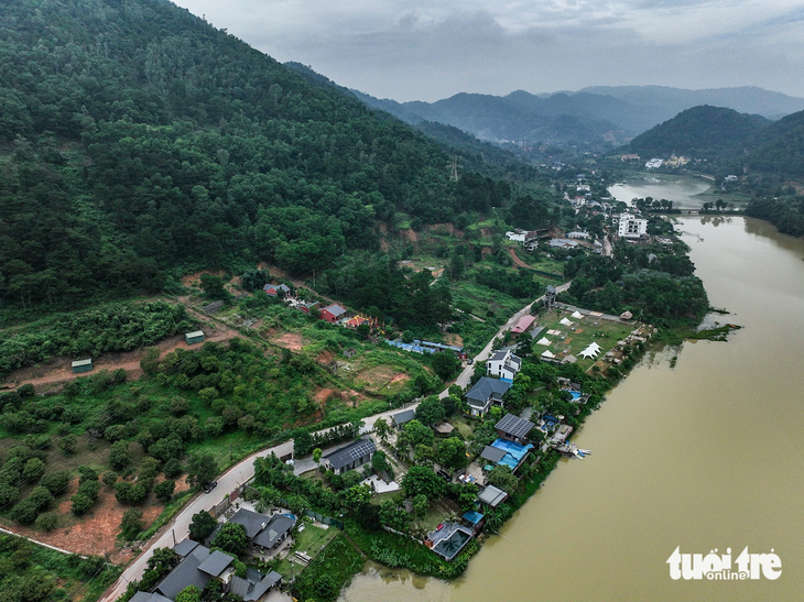 Chi chít công trình vi phạm được xây dựng kiên cố dọc hồ Đồng Đò, Sóc Sơn - Ảnh: NAM TRẦN