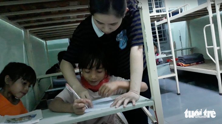 Tình trạng thiếu giáo viên ở tỉnh Gia Lai ngày càng trầm trọng. Trong ảnh: giáo viên của một trường dân tộc nội trú bổ túc thêm cho học sinh vào buổi tối - Ảnh: ĐÌNH CƯƠNG