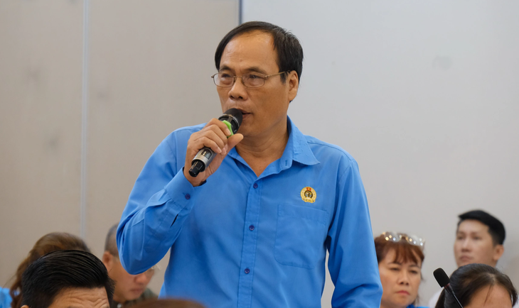 Ông Trần Thanh Sơn, chủ tịch công đoàn một công ty may tại quận 12 (TP.HCM), nêu nhiều vấn đề mà bảo hiểm xã hội cần khắc phục - Ảnh: VŨ THỦY