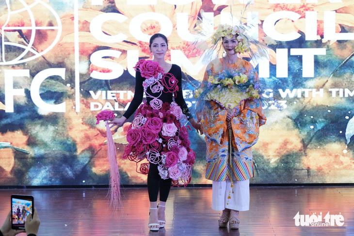 Trình diễn trang phục hoa tại chương trình công bố World Flower Council Summit 2023 ở Đà Lạt - Ảnh: M.V.