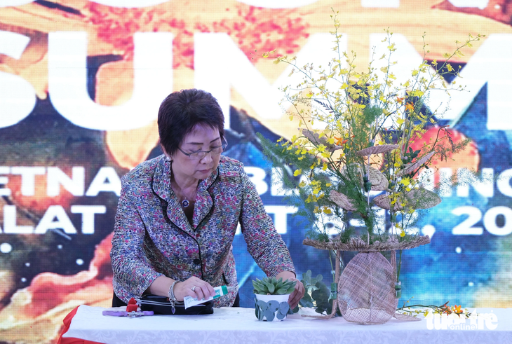 Nghệ nhân Philippines trình diễn cắm hoa tại chương trình công bố World Flower Council Summit 2023 - Ảnh: M.V.