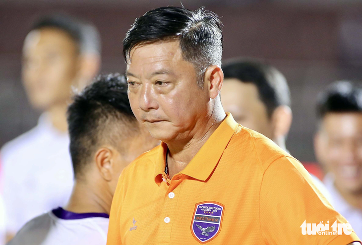 HLV Lê Huỳnh Đức buồn bã sau trận hòa CLB TP.HCM 0-0 - Ảnh: N.K.