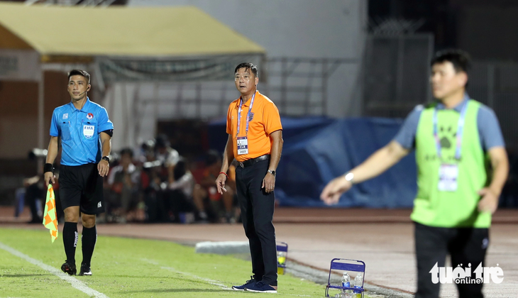 HLV Lê Huỳnh Đức ở trận đấu với CLB TP.HCM - Ảnh: N.K.
