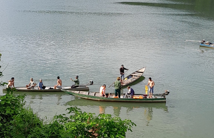 Lực lượng chức năng tìm kiếm người mất tích sau vụ tai nạn lật ghe trên lòng hồ thủy điện Sông Tranh 4 - Ảnh: M.TRƯỜNG