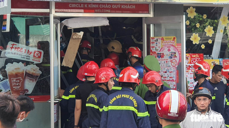 Lực lượng cứu hộ cứu nạn đang đào bới trong đống đổ nát, cắt sắt tiếp cận nạn nhân - Ảnh: MINH HÒA