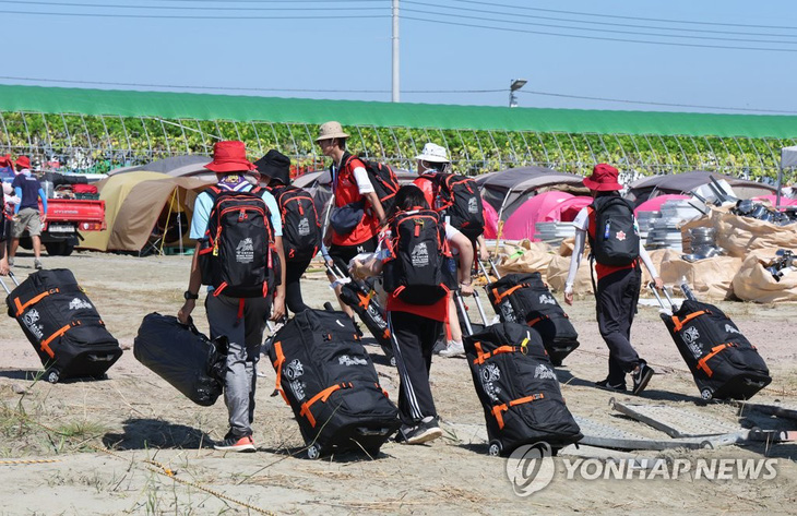 Following the British and American delegations, Hong Kong Scouts left the Congress area on August 8 due to bad weather - Photo: Yonhap