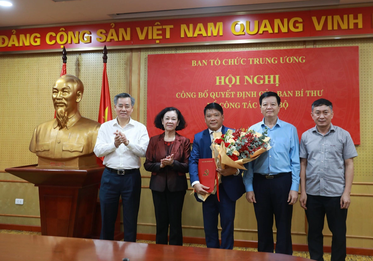 Lãnh đạo Ban Tổ chức Trung ương và Văn phòng Trung ương Đảng tặng hoa chúc mừng trợ lý thường trực Ban Bí thư Phạm Trọng Cường - Ảnh: VGP