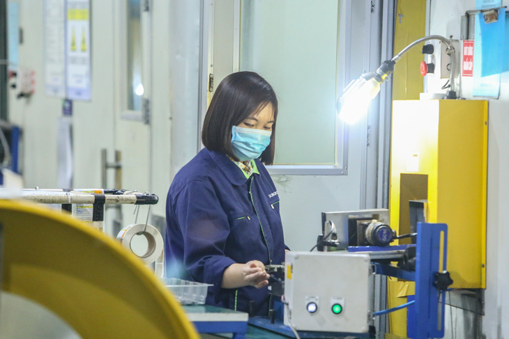 Công nhân sản xuất tại nhà máy điện tử tại Bắc Ninh - Ảnh: HÀ QUÂN