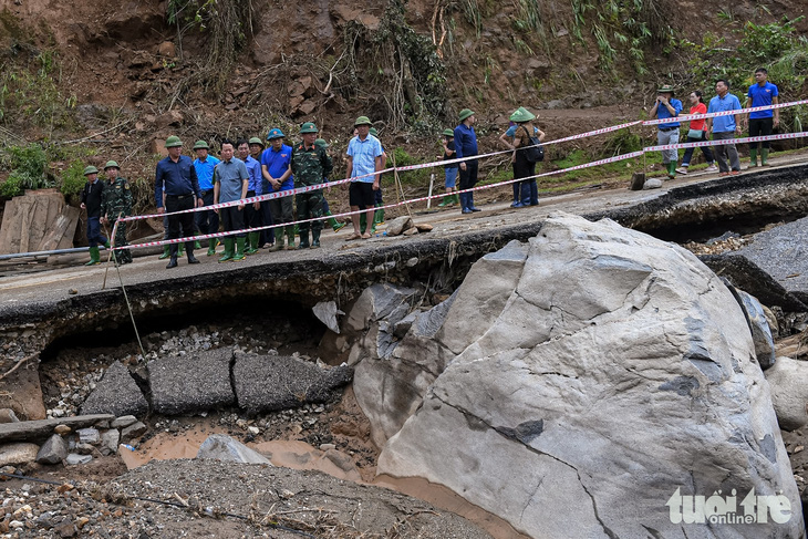 Bí thư Tỉnh ủy Yên Bái kiểm tra quốc lộ 32 bị hư hỏng, sạt lở do mưa lũ - Ảnh: NAM TRẦN