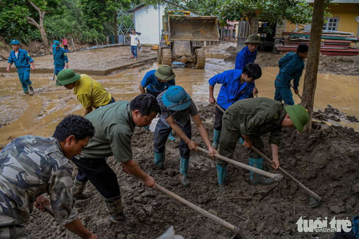 Bí thư Tỉnh ủy Yên Bái giao Bộ chỉ huy quân sự tỉnh chủ trì phối hợp cùng các đơn vị ưu tiên dọn dẹp bùn đất tại trường Hồ Bốn - Ảnh: NAM TRẦN