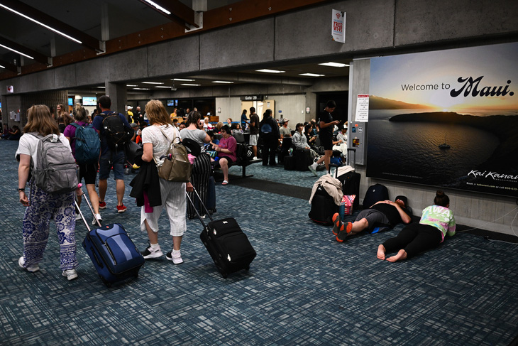 Không ít du khách đã phải ngủ qua đêm tại sân bay Kahului đợi đến lượt bay - Ảnh: NEW YORK TIMES