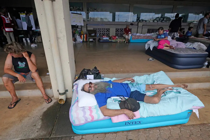 Du khách, người dân đảo Maui bị ảnh hưởng được sắp xếp ở tại các trạm trú ẩn trên khắp đảo - Ảnh: NEW YORK TIMES