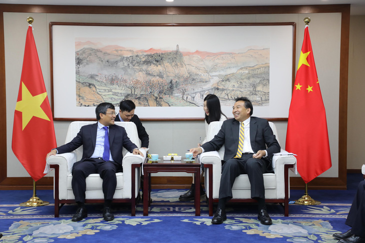 Ông Nguyễn Minh Vũ trong cuộc gặp Tổng cục trưởng Tổng cục Hợp tác phát triển quốc tế Trung Quốc La Chiếu Huy - Ảnh: Bộ Ngoại giao cung cấp