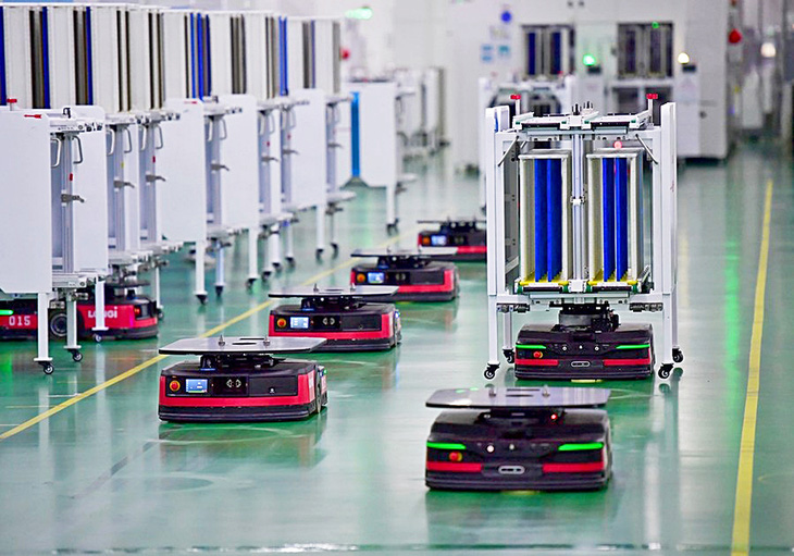 Những con robot thông minh làm việc tại nhà máy sản xuất pin mặt trời ở TP Tây An, tỉnh Thiểm Tây (Trung Quốc) vào tháng 3-2022 - Ảnh: Tân Hoa xã