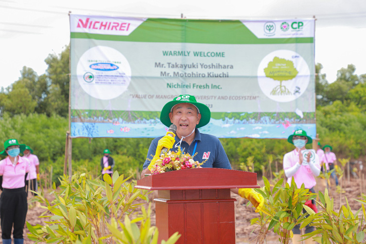 Ông Takayuki Yoshihara, giám đốc điều hành công ty Nichirei Fresh Nhật Bản, phát biểu tại chương trình và tham gia trồng cây