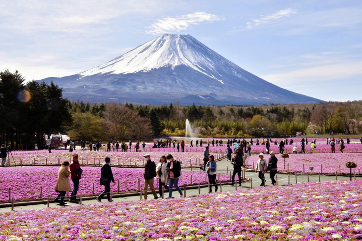 Chính quyền địa phương cảnh báo nguy cơ tai nạn khi leo núi Phú Sĩ - Ảnh 1.