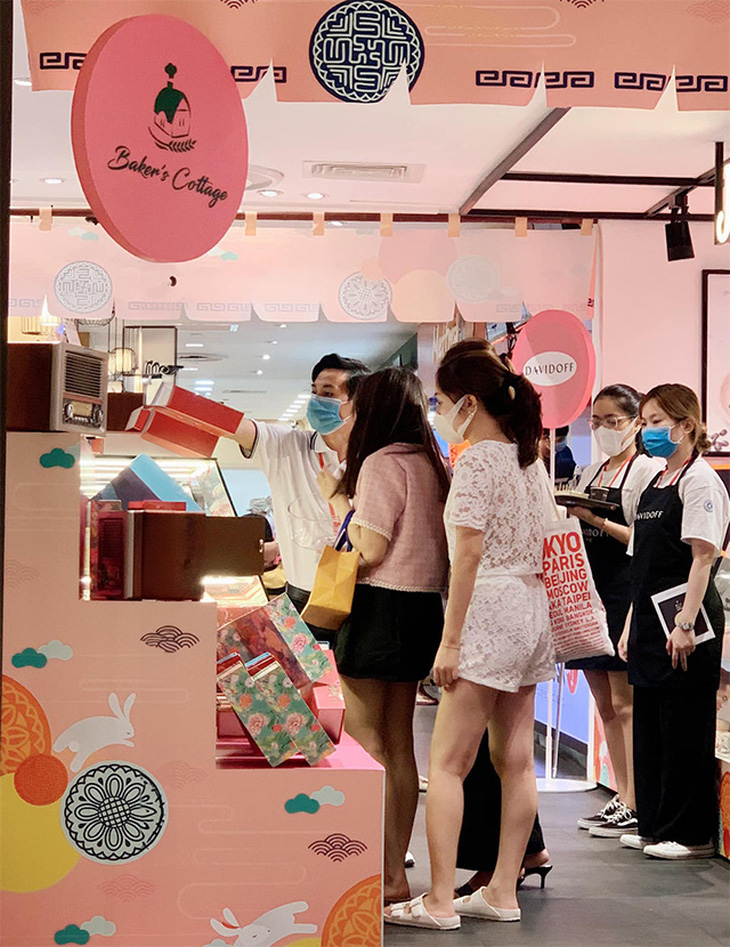 Gian hàng bánh trung thu nhập khẩu của Enjoy Online tại Takashimaya thu hút khách