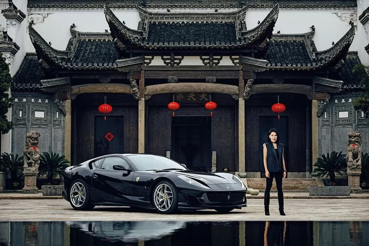 Shindy Xin Di Meng, bà chủ một công ty dệt may lớn ở Trung Quốc, bên cạnh chiếc Ferrari 458 của mình - Ảnh: Ferrari