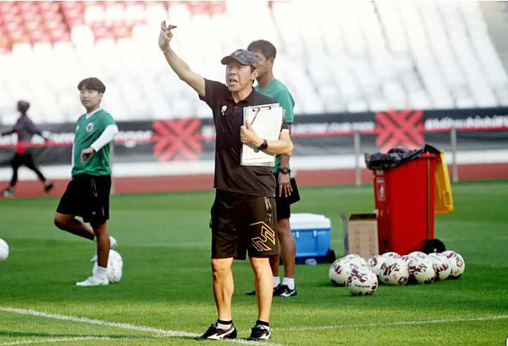 HLV Shin Tae Yong đang đau đầu trong việc chuẩn bị lực lượng cho Giải U23 Đông Nam Á 2023 - Ảnh: Bola.net