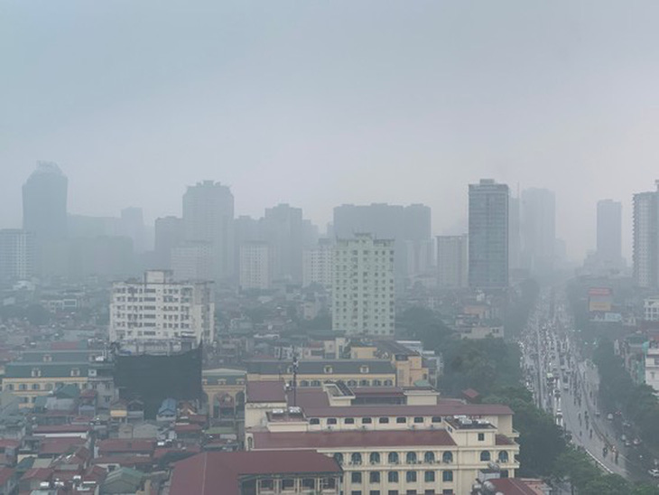 Sương mù dày đặc ở Hà Nội sáng 11-8 - Ảnh: SGGP