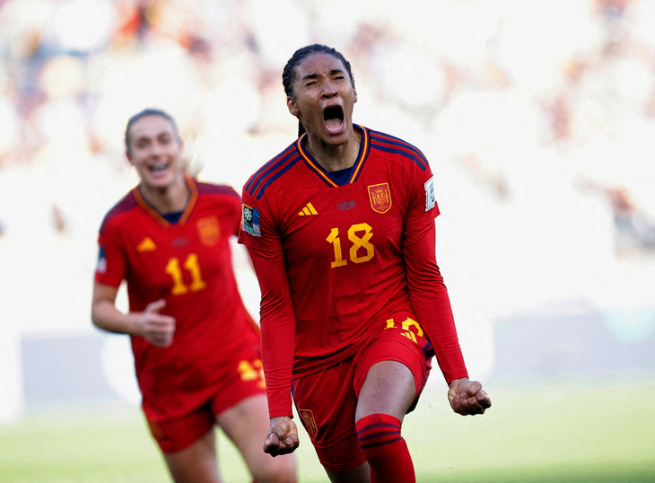 Salma Paralluelo có pha đột phá khéo léo và ghi bàn ấn định chiến thắng cho tuyển nữ Tây Ban Nha - Ảnh: REUTERS