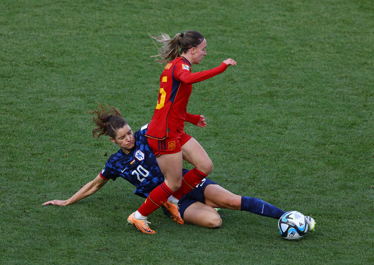 Tuyển nữ Tây Ban Nha (áo đỏ) gặp khó khăn khi phải đối đầu đội hình chơi đầy kỷ luật của tuyển nữ Hà Lan - Ảnh: REUTERS