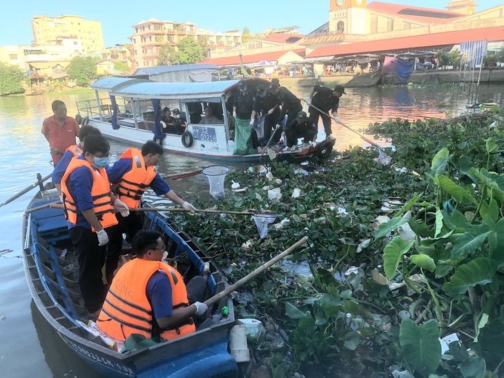 Các bạn thanh niên Cần Thơ vớt rác để phân loại tại khu vực rạch Khai Luông (quận Ninh Kiều, TP Cần Thơ) - Ảnh: LAN NGỌC