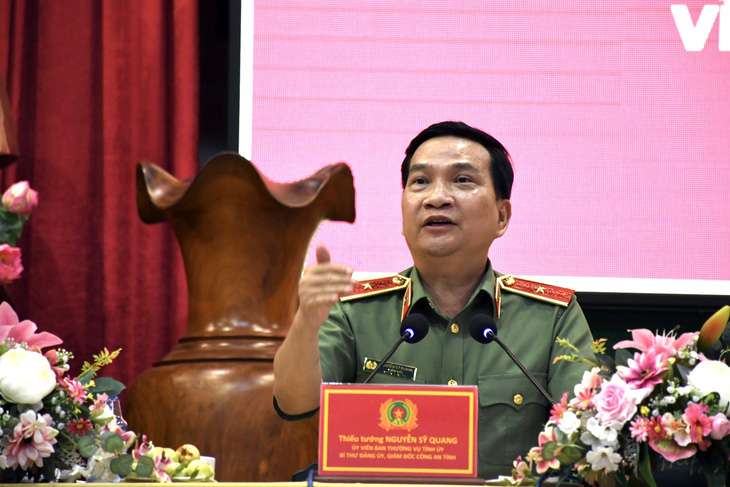 Thiếu tướng Nguyễn Sỹ Quang, giám đốc Công an tỉnh Đồng Nai, trả lời doanh nghiệp về tín dụng đen và phòng cháy chữa cháy - Ảnh: H.M.