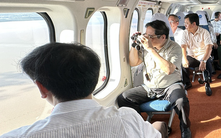 Thủ tướng đi trực thăng khảo sát tình hình sạt lở