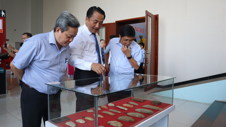 Các đại biểu xem hiện vật trưng bày tại Hội nghị văn hóa tỉnh Bình Phước 2023 - Ảnh: A LỘC